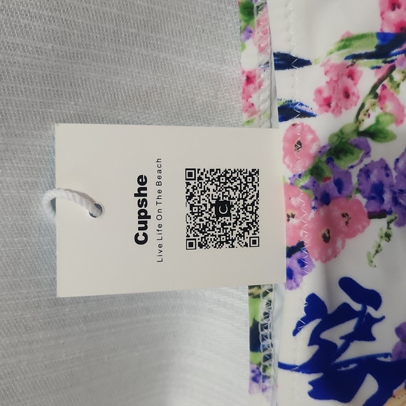 NWT Cupshe Bikini Bottom, Size Small, White Background with Floral Design - Picture 3 of 6